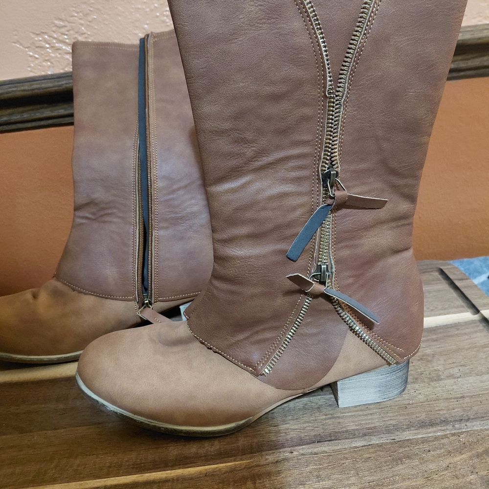 1 Pair Of Elegant Tan Heeled Boots with Zipper Detail